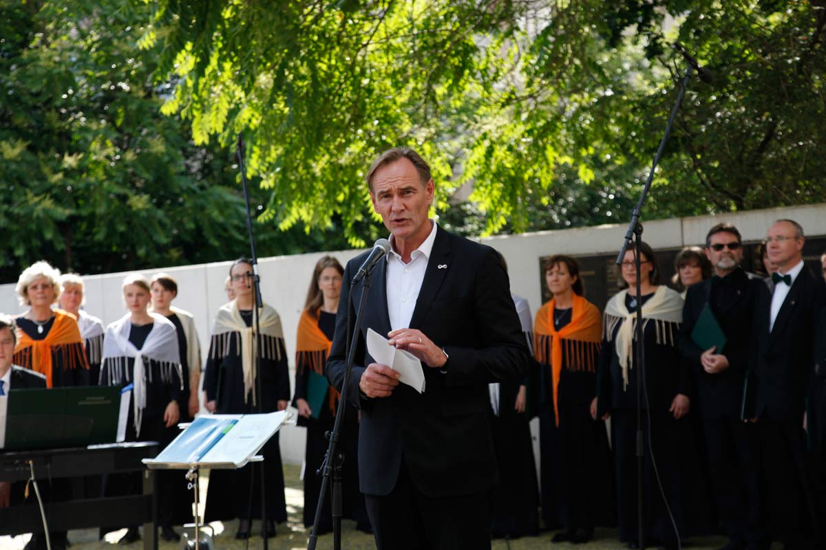 Oberbürgermeister Jung am Gedenkort der grossen Gemeindesynagoge