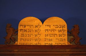 Die Gesetzestafeln mit den zehn Geboten am Toraschrein in der Leipziger Gemeindesynagoge
