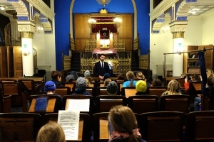 Rabbiner Zsolt Balla bei der Synagogenführung