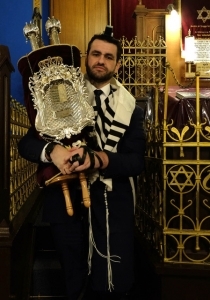 Rabbiner Zsolt Balla in der Leipziger Synagoge mit Torarolle