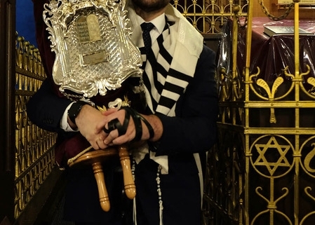 Rabbiner Zsolt Balla in der Leipziger Synagoge mit Torarolle
