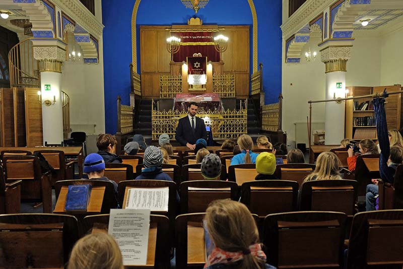 Rabbiner Zsolt Balla bei einer Synagogenführung