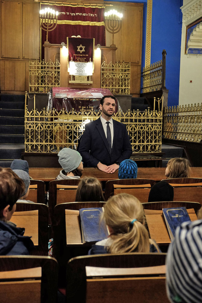 Rabbiner Zsolt Balla bei einer Synagogenführung | Ephraim Carlebach Stiftung Leipzig