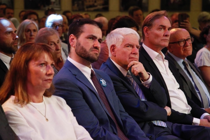 Petra Köpping - Integrationsministerin, Dr. Joseph Schuster - Vors. d. Zentralrats der Juden in Deutschland, Zsolt Balla - Landesrabbiner von Sachsen, Burkhard Jung - OBM Leipzig, Küf Kaufmann - Vorsitzender d. Israelitischen Religionsgemeinde zu Leipzig sitzen im Publikum