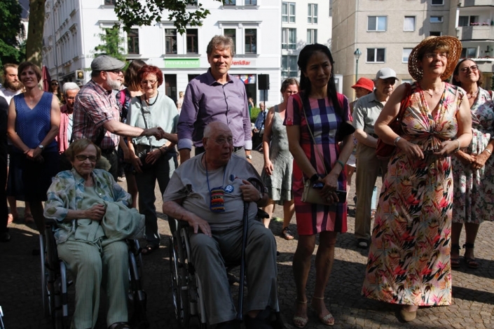 Ältere Menschen im Rollstuhl sitzen im Publikum