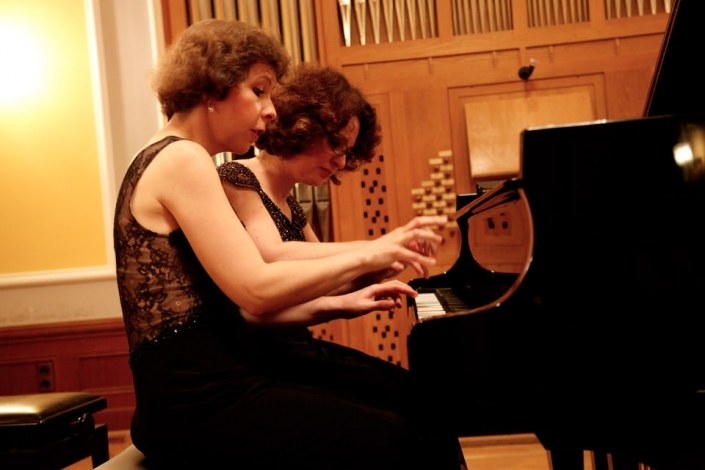 zwei Pianistinnen spielen am Flügel vierhändig