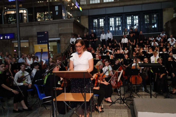 Hauptbahnhof Leipzig, Frau hält eine Rede vor Publikum