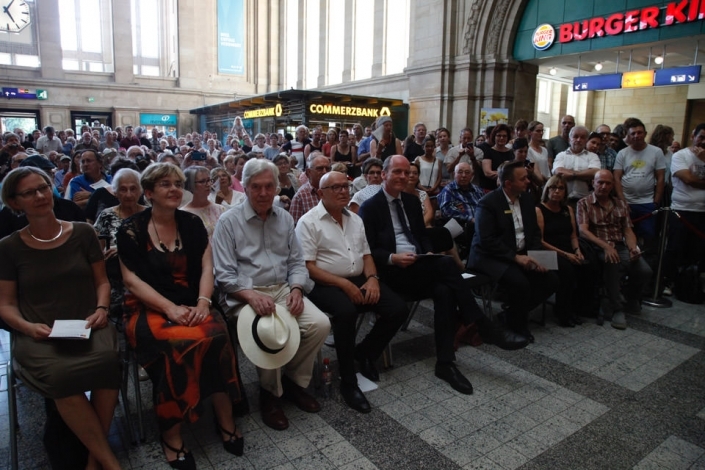 Publikum im Hauptbahnhof Leipzig