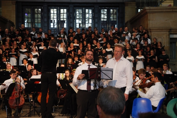 Solisten und Chor im Hauptbahnhof Leipzig