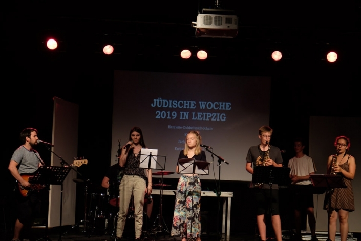 Schüler der Henriette Goldschmidt-Schule musizieren auf einer Bühne