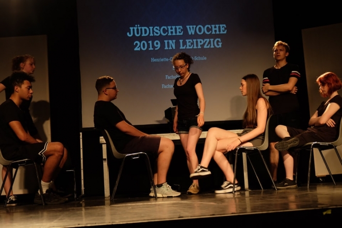 Schüler der Henriette Goldschmidt-Schule spielen Theater auf einer Bühne