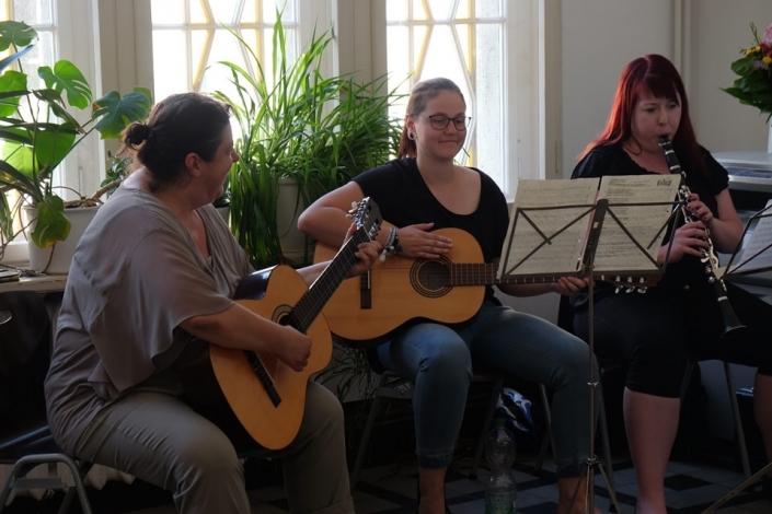 Zwei Mädchen spielen Gitarre