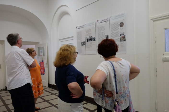 zwei Frauen stehen vor Schrifttafeln in einer Ausstellung