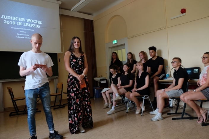 Schüler tragen ein Gedicht vor