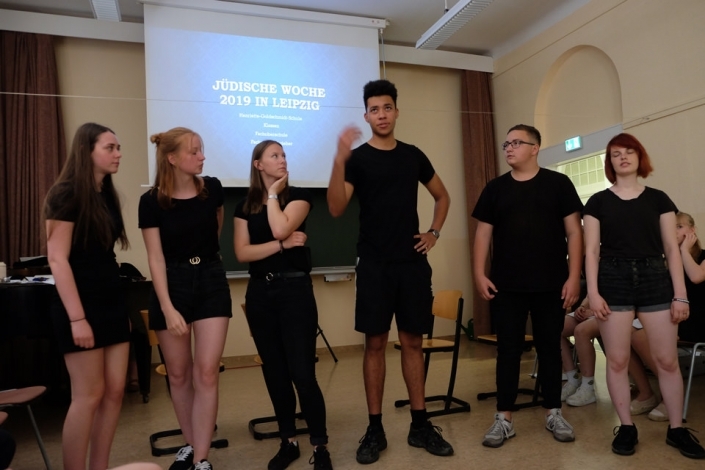 Schüler spielen ein Theaterstück