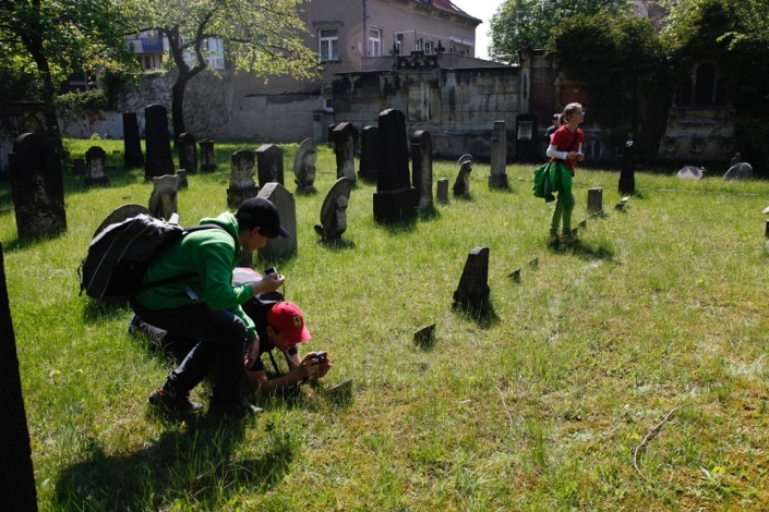 Führung mit Schülern auf dem Alten Israelitischen Friedhof zu Leipzig