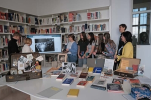 Schüler in einer Bibliothek