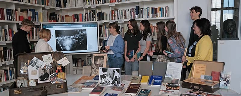 Schüler in einer Bibliothek